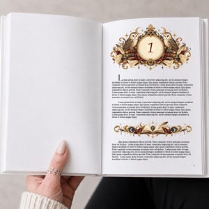 Puede incluir: Un libro abierto con páginas blancas que presenta un encabezado de capítulo decorativo con el número 1, dos búhos y filigrana dorada. Debajo del texto, una ilustración muestra un libro abierto con una pluma y estrellas, estilo fantasía.
