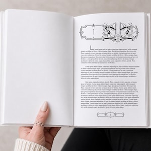 Könnte beinhalten: Ein offenes Buch mit weißen Seiten. Die rechte Seite zeigt eine Schwarz-Weiß-Illustration eines Gesichts mit einem Schwert und die Zahl "1". Unter der Illustration befindet sich der Buchstabe "L" und Text. Die linke Seite ist leer.