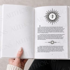 Puede incluir: Un libro abierto con páginas blancas y texto impreso en negro en latín. La página derecha muestra un gráfico circular de rayos de sol con el número 7, seguido de párrafos de texto y una pequeña línea divisoria decorativa.