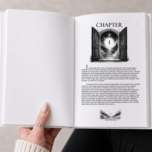 Könnte beinhalten: Ein offenes Buch mit einer Schwarz-Weiß-Illustration eines gewölbten Eingangs, der zu einem Sternenhimmel führt. Das Wort "CHAPTER" steht oben, mit der Zahl "1" im Inneren des Eingangs. Text füllt die Seiten.