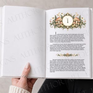Puede incluir: Un libro abierto que muestra una página de capítulo uno con un encabezado decorativo que presenta ilustraciones de hongos, helechos y lunas crecientes alrededor del número uno. El texto está impreso en tinta negra sobre papel blanco.