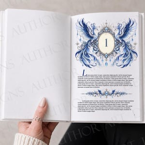 Puede incluir: Una página de libro abierta con un marco ovalado decorativo que contiene el número 1, flanqueado por dos aves azules similares a fénix. El diseño incluye filigranas intrincadas, detalles de estrellas y cristales colgantes sobre texto.