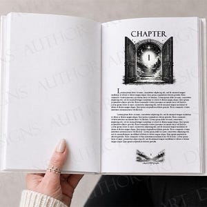Puede incluir: Un libro abierto con páginas blancas, texto en tinta negra y un encabezado de capítulo que dice CHAPTER 1. La página muestra una ilustración detallada en blanco y negro de una puerta arqueada que se abre a un cielo estrellado y un camino.