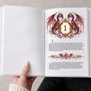 Puede incluir: Un libro abierto que muestra una página de capítulo con un número uno grande centrado dentro de un marco dorado ornamentado flanqueado por dos dragones morados. Debajo del número, texto negro impreso en columnas, separado por un divisor decorativo.