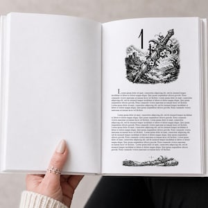 Könnte beinhalten: Ein offenes Buch mit einer detaillierten Schwarz-Weiß-Illustration eines Schwertes, das mit Blumen, einem Schloss und der Zahl 1 verziert ist. Die Seite enthält auch Text und eine kleine Illustration unten.