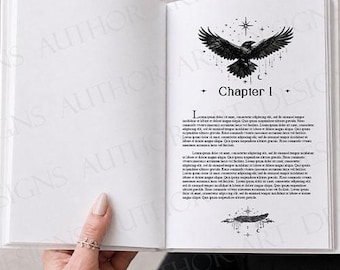 Puede incluir: Un libro abierto con páginas blancas e ilustraciones en tinta negra. La página derecha muestra el texto Chapter 1, un gráfico de un cuervo volando y un icono de pluma, rodeados de estrellas y símbolos celestiales. La página izquierda está en blanco.