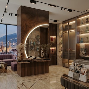 Peut inclure: Intérieur d'un espace de réception avec un bureau en bois, un luminaire incurvé et des objets décoratifs. Un canapé et un pouf sont visibles en arrière-plan, avec une vue sur un paysage urbain à travers une grande fenêtre.