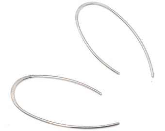 Può includere: Un paio di orecchini a cerchio d'argento con una semplice forma ovale.