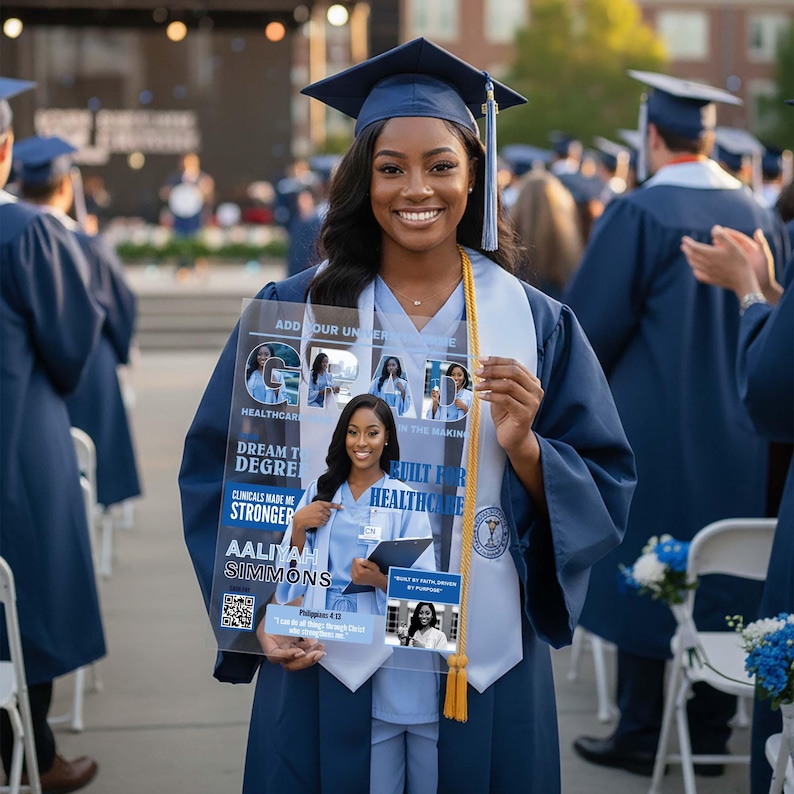 K&ouml;nnte beinhalten: Eine l&auml;chelnde Absolventin in einer marineblauen Kappe und Robe h&auml;lt ein transparentes Schild mit dem Text "GRAD" und "HEALTHCARE". Das Schild zeigt Fotos und den Namen "Aaliyah Simmons". Der Hintergrund zeigt andere Absolventen und eine Zeremonie.