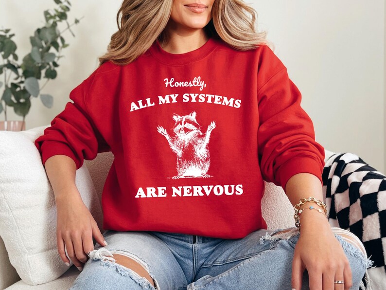 Sudadera con la frase "Honestamente, todos mis sistemas están nerviosos", camiseta de mapache, camiseta con gráfico divertido, camiseta con frase divertida, regalos divertidos, camiseta de mapache linda, regalo imagen 5