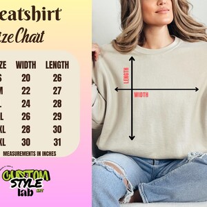 Puede incluir: Una tabla de tallas para una sudadera con medidas en pulgadas. La tabla muestra el ancho y la longitud de la sudadera en las tallas S, M, L, XL, 2XL y 3XL. Una modelo lleva una sudadera beige con un dibujo de l&iacute;nea negra de una medida de ancho y largo.