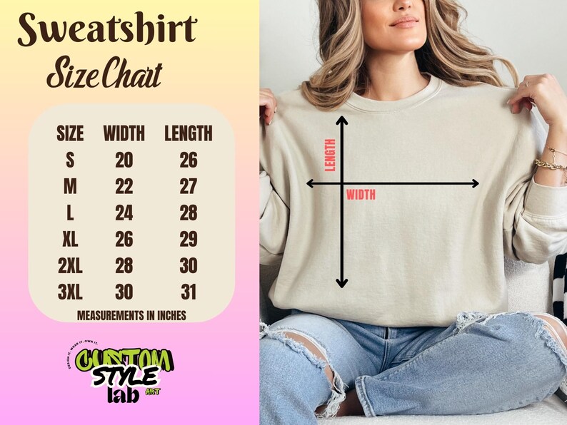Puede incluir: Una tabla de tallas para una sudadera con medidas en pulgadas. La tabla muestra el ancho y la longitud de la sudadera en las tallas S, M, L, XL, 2XL y 3XL. Una modelo lleva una sudadera beige con un dibujo de l&iacute;nea negra de una medida de ancho y largo.