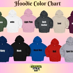 Puede incluir: Carta de colores para sudaderas con capucha, que muestra 12 colores diferentes. Los colores son: Verde militar, Blanco, Rosa claro, Gris oscuro jaspeado, Arena, Marr&oacute;n, Azul marino, Negro, Azul real, Rojo, Gris deportivo. La carta est&aacute; titulada "Hoodie Color Chart".