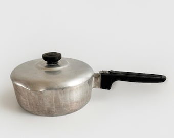 Pentola in alluminio Magnalite GHC da 2 Qt con coperchio e beccuccio in alluminio USA vintage