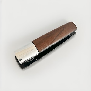 Puede incluir: Un letrero de madera hecho a mano con la palabra "Bienvenido" en una fuente caprichosa. El letrero está pintado de blanco con un acabado envejecido y presenta un diseño floral en tonos rosas y verdes. Mide aproximadamente 30 cm de ancho.