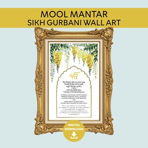 Könnte beinhalten: Ein gerahmter Wandkunstdruck mit dem Mool Mantar Sikh Gurbani Text in Gurmukhi und Englisch. Das Design zeigt gelbe hängende Blumen und grüne Blätter am oberen Rand, eingefasst in einen verzierten goldenen Rahmen mit detaillierten Schnitzereien.