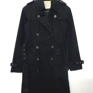 Puede incluir: Un letrero de madera rústico con el texto "Welcome to our home" en un estilo manuscrito. El letrero rectangular tiene un acabado envejecido y un diseño sencillo y acogedor.