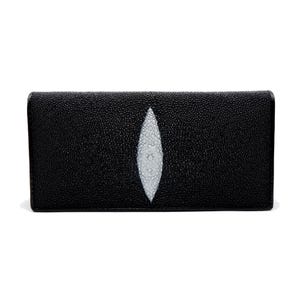 Puede incluir: Cartera negra con diseño de raya blanca. La cartera tiene una superficie texturizada y forma rectangular. El diseño blanco está en el centro de la cartera.