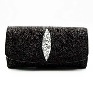 Nouveau portefeuille artisanal à trois volets pour femme en cuir de galuchat véritable noir.