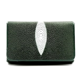 Puede incluir: Cartera verde oscuro con diseño de raya blanca. La cartera tiene una superficie texturizada y una franja blanca contrastante en el centro. Los bordes son de color verde oscuro.
