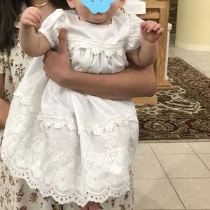 Puede incluir: Vestido blanco de bautizo para beb&eacute; con encaje y dobladillo festoneado.