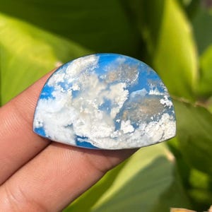 Außergewöhnlicher Federachat-Doublet-Cabochon, ein Naturstein für luxuriöses Schmuckdesign und Kollektionen