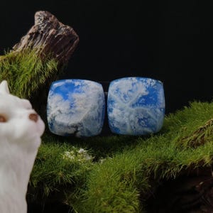 Par de dobletes nacidos del cielo: ágatas plumosas que reflejan nubes suaves y azules delicados