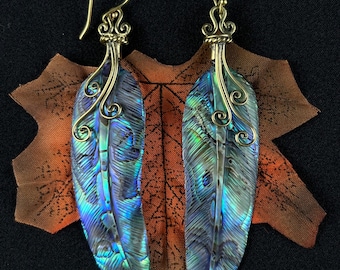 Pendientes de concha de abulón con plumas de ángel y ganchos de latón / Joyería de concha natural hecha a mano