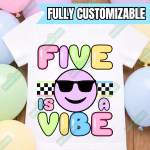Peut inclure: T-shirt blanc avec l'inscription "FIVE IS A VIBE" en lettres bulle colorées. Le motif comprend un visage souriant portant des lunettes de soleil et un motif à carreaux. Les mots "FULLY CUSTOMIZABLE" sont au-dessus.