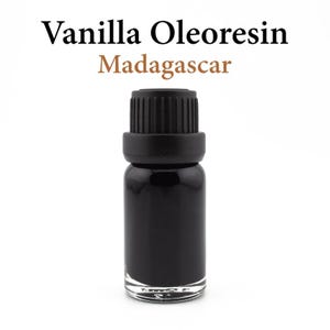 Peut inclure: Petite bouteille en verre remplie d'un liquide foncé, avec un bouchon noir. Le texte "Vanilla Oleoresin Madagascar" est imprimé au-dessus de la bouteille. La bouteille est sur fond blanc.