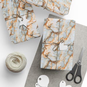 Marmurowy papier do pakowania prezentów, luksusowe opakowanie na prezent, elegancka dekoracja prezentów, eleganckie opakowanie świąteczne, jasnoniebieski i złoty