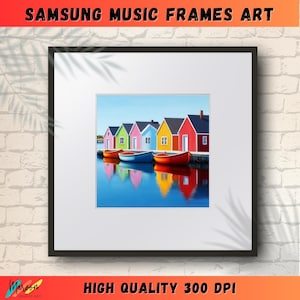 Op de afbeelding: Een digitale kunstprint van kleurrijke huizen met rode, oranje, gele, groene, blauwe en paarse daken. De huizen worden weerspiegeld in het water en er liggen kleine bootjes voor de huizen.