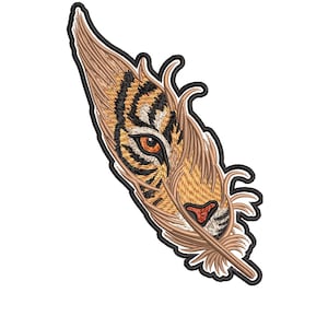 Puede incluir: Parche bordado con la cara de un tigre integrada en un diseño de pluma. El ojo del tigre es naranja, con rayas negras y marrones. La pluma es de color marrón y beige, con un contorno negro.