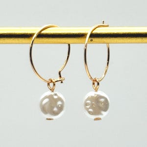 14k Gelbgold weiße Perle Huggie Creolen Ohrringe Kleine jeden Tag Hoop Stilvolle baumeln Handgemachte Hochzeitstag Brautgeschenk für sie