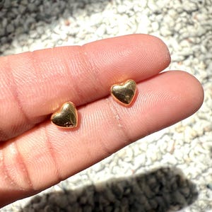 Petites boucles d'oreilles fines en or avec tragus cartilagineux en forme de coeur avec bijou pour femme, cadeau de Noël pour la Saint-Valentin pour elle, bijoux de piercing à enfoncer dans le dos
