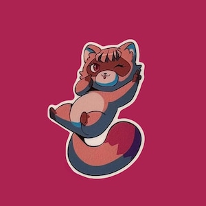 Puede incluir: Una pegatina con un mapache de dibujos animados guiñando un ojo y haciendo el signo de la paz. El mapache tiene pelaje marrón, azul y rosa, con una barriga blanca. El fondo es de color magenta.
