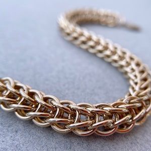 Pulseira de malha de latão, padrão persa completo, corrente de elos soldados