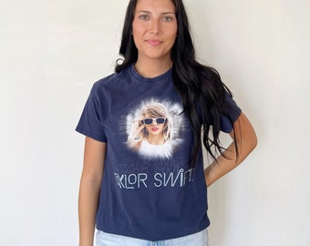 Vintage T-Shirt | TAYLOR SWIFT 1989 Tour Singer Rock Band Concert Music Country Pop Y2K Shirt Top Pullover | Size S/M