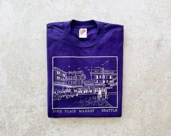 Vintage T-Shirt | SEATTLE Pike Place Market Washington Top Shirt Pullover Graphic Tee Purple | Size L