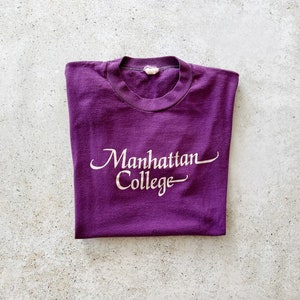 Vintage T-Shirt Manhattan College University New York City Urban Tourist Streetwear Graphic Tee Top Shirt Pullover Purple Size M image 2