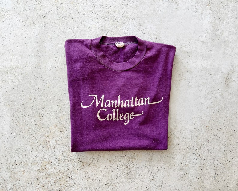 Vintage T-Shirt Manhattan College University New York City Urban Tourist Streetwear Graphic Tee Top Shirt Pullover Purple Size M image 2