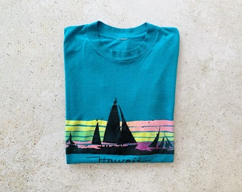 Vintage T-Shirt | HAWAII Shirt Pullover Top Graphic Tee Tourist Tropical Beach Ocean Island Coastal | Size M/L