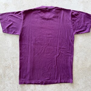 Vintage T-Shirt Manhattan College University New York City Urban Tourist Streetwear Graphic Tee Top Shirt Pullover Purple Size M image 4