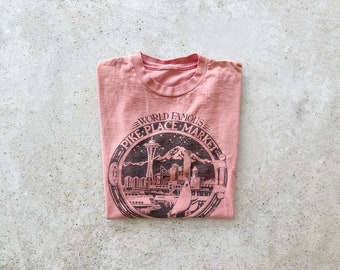 Vintage T-Shirt | SEATTLE Pike Place Market Washington Top Shirt Pullover Graphic Tee Pink | Size L