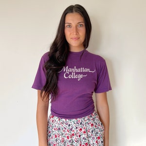 Vintage T-Shirt Manhattan College University New York City Urban Tourist Streetwear Graphic Tee Top Shirt Pullover Purple Size M image 1