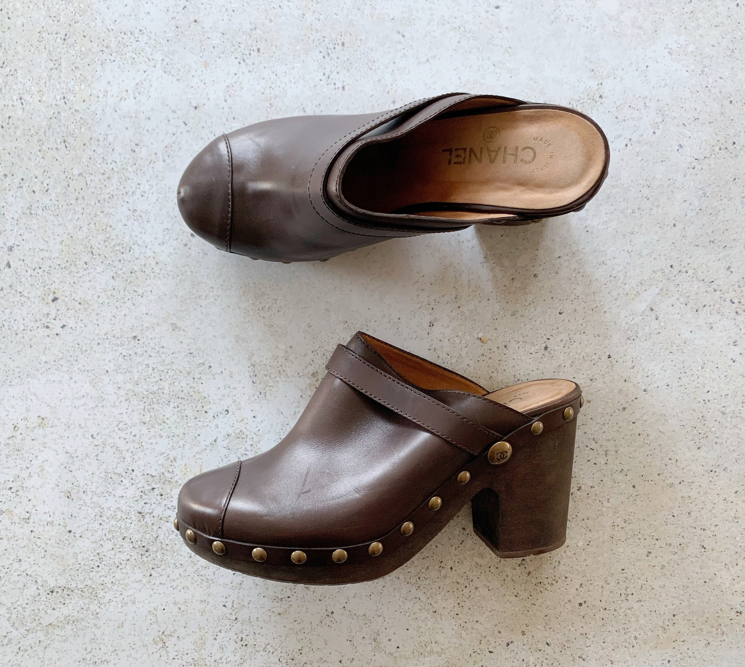 Vintage CHANEL Suede Clogs – boombababoutique