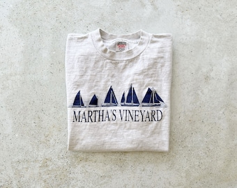 Vintage T-Shirt | MARTHA’S VINEYARD Sail Boats Beach Island Coastal Surf Pullover Shirt Graphic Tee Light Gray | Size L