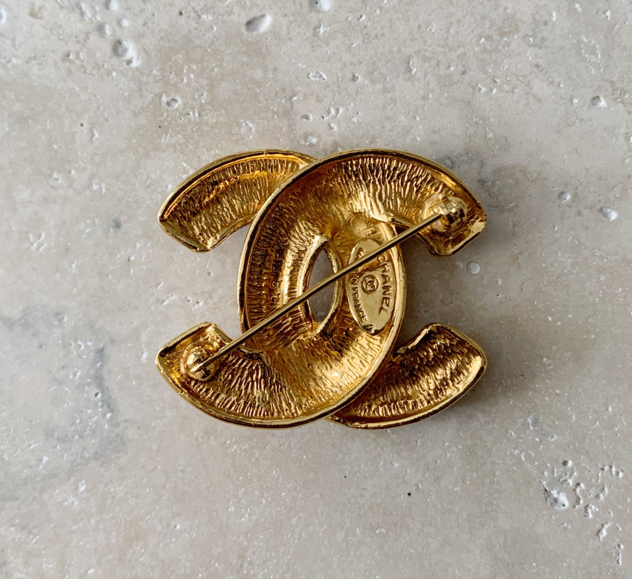 Vintage Brooch CHANEL CC Logo Monogram Quilted Brooch Pin Jewelry Gold 80's  -  Norway
