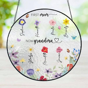Gepersonaliseerde eerste moeder nu oma Suncatcher, aangepaste geboortebloem gebrandschilderd glas, raamhangende suncatcher voor oma/mimi van dochter