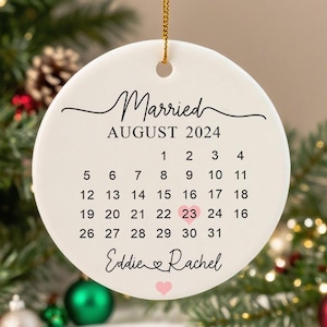 Personalized Married Ornament, Wedding Date Canlendar Bauble, Newlywed Gifts, Wedding Gift, Anniversary Gift, Christmas Gifts